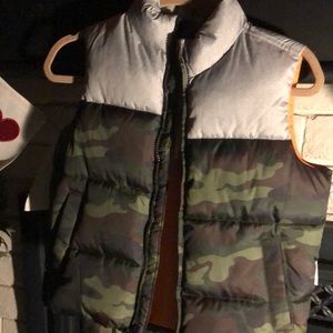 Boys youth puffy vest “Old Navy” no sleeves.